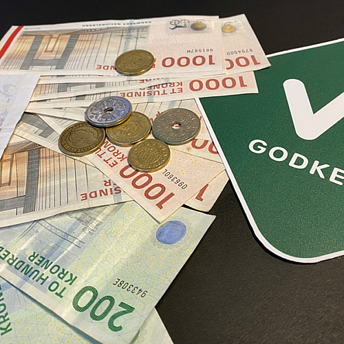 VE-godkendt klistermærke ved siden af danske sedler og mønter